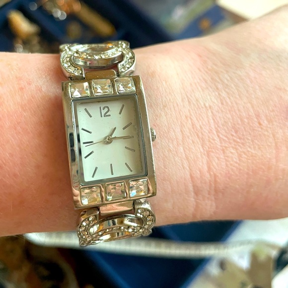 aMaZiNg ! Vintage Crystal Watch 🩷! - Picture 3 of 7